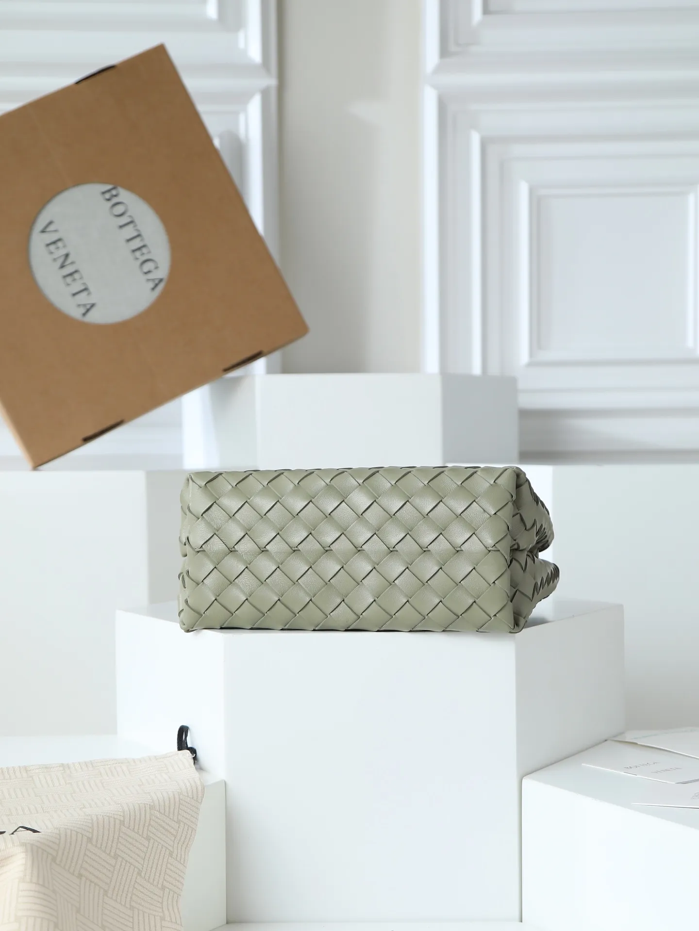 1300. Andiamo is shipping‼ ️Really popular🔥The new Andiamo woven handbag launched by Bottega Veneta this season is really popular all over the world! ! Celebrities at home and abroad have worn it, and Oscar-winning actress Michelle Yeoh has taken it out on the street. Song Jia, Trai Yala, Yu Feihong, Sanji Ayaka, Rosie Hunting-Whiteley, Yoshioka Riho, etc. have all worn this bag. It is classic and versatile and shows off your temperament, and the bag capacity is also large, which is very convenient for daily commuting! ! A variety of carrying methods, the shoulder straps can be adjusted by yourself, the original lambskin feels soft and delicate, and the unisex style breaks the gender boundaries and brings a more practical and long-lasting use experience. Andiamo, which has both elegant and casual styles, perfectly interprets the true appearance of "fashionable old money style". Style number: 766014 Size: 25*22*10.5cm